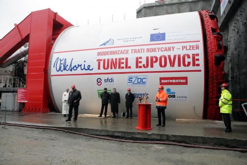 Foto: Stavba nejdelšího železničního tunelu v Česku jde do finále