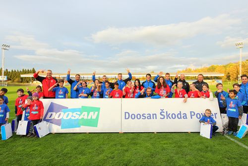 Foto: Vítězové soutěže s Doosanem si zatrénovali s hráči Viktorie