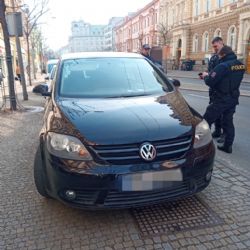 Vjel přes zákaz na Americkou a ukázalo se, že nesmí vůbec řídit