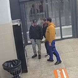 Vnikli do plzeňské prodejny. Pomůžete policii?