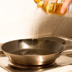 Vodárna varuje: použitý olej nepatří do kanalizace!