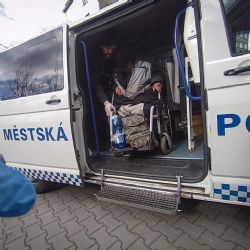 Vozíčkář to v Plzni přehnal s alkoholem, putoval na záchytku