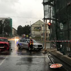 Vozidlo se vymrštilo do konstrukce lešení