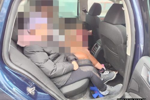Foto: V pětimístném autě se mačkalo šest pasažérů
