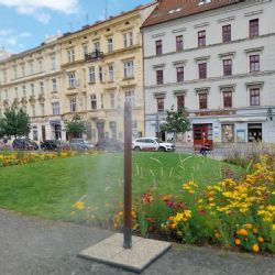 V sadovém okruhu se lze v horkých letních dnech osvěžit pod mlžítkem