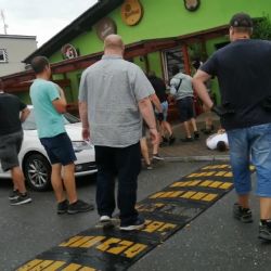 Vyděrači na Plzeňsku muže zkopali a vyhrožovali uříznutím prstu 