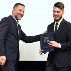 Vynikající studenti vysokých škol získali stipendia