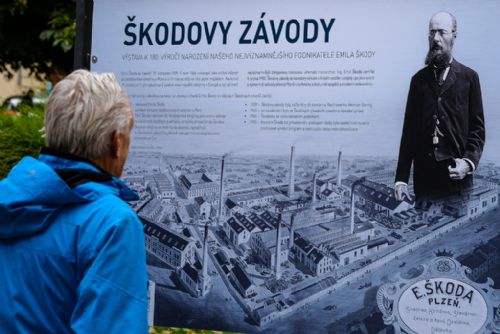 Foto: Výročí narození Emila Škody připomíná expozice ve Smetanových sadech