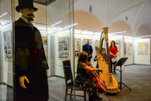 Foto: Výstava v mázhauzu plzeňské radnice připomíná divadelníka Vendelína Budila
