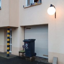 Vytrhal dlažbu a s pomocí židle a popelnice ukradl z parapetu cukroví