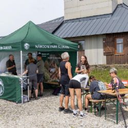 Význam mrtvého dřeva návštěvníci Šumavy chápou. Rozšířili by bezzásahová území