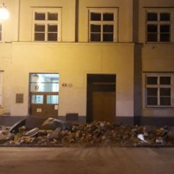 Z budovy lékařské fakulty se zřítila římsa