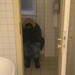 Z pánských toalet plzeňské knihovny rovnou na záchytku