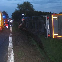 Silnici u Březí blokoval kamion převážející tuny plechu