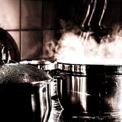 Z restaurace v Plzni ukradl hrnce za 30 tisíc
