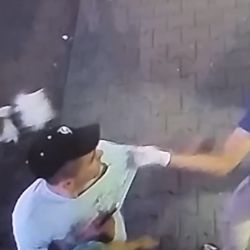 Za rozbalené párky dostal mačetou. Teď ho hledá policie