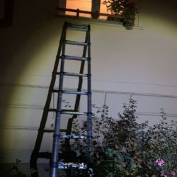 Za zraněnou seniorkou na Slovanech se strážníci dostávali oknem