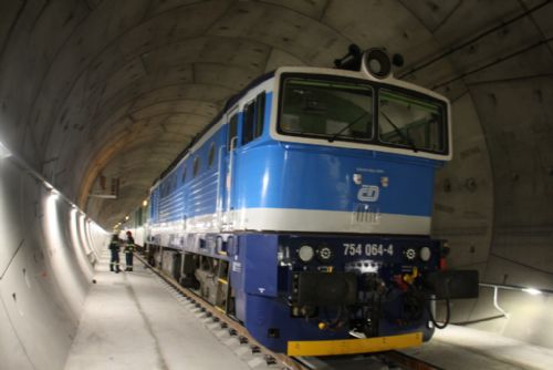 Foto: Ve čtvrtek projel tunelem Ejpovice první vlak