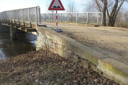 Foto: Začíná oprava mostu v Radčicích. Po dokončení bude širší a projedou i zemědělci