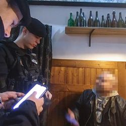 Zadarmo se v Plzni najedl, napil. A pak přišli strážníci