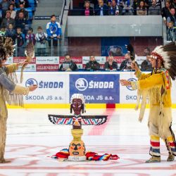 Zahajovací show Indiánů měla obrovský úspěch, klub obdržel ručně vyřezávaný totem