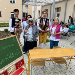Zaměstnanci z janovického domova pro seniory dostali vysvědčení