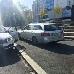 Zásobovat kavárnu vyrazila autem po chodníku. Neprošlo jí to