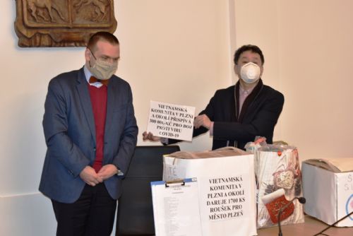 Foto: Zástupci vietnamské komunity předali Plzni 1700 roušek a 300 tisíc korun 