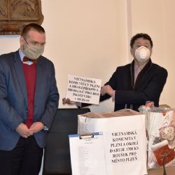 Zástupci vietnamské komunity předali Plzni 1700 roušek a 300 tisíc korun 