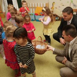 Zastupitelé zastoupili Mikuláše a nadělovali dětem