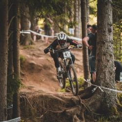 Závod iXS Downhill Cupu na Špičáku vyhráli Češka Košárová a Němec Abbou