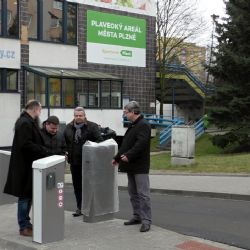Závora u slovanského bazénu rozdělila obvodní a městskou radnici