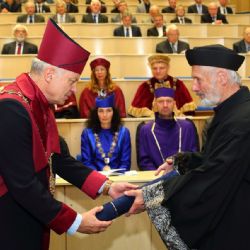 ZČU jmenovala čestnými doktory Hamida Ekbiu a Kurta Gebauera