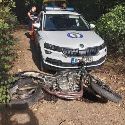 Zdrogovaný motorkář havaroval a na útěku ho zastavila až strážníkova zbraň 