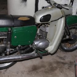 Ze skladu firmy v Plzni ukradli tři historické motocykly