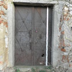 Ze sýpky Bijadla ukradli historické dveře