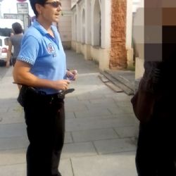 Žebral v Plzni před Františkánským kostelem