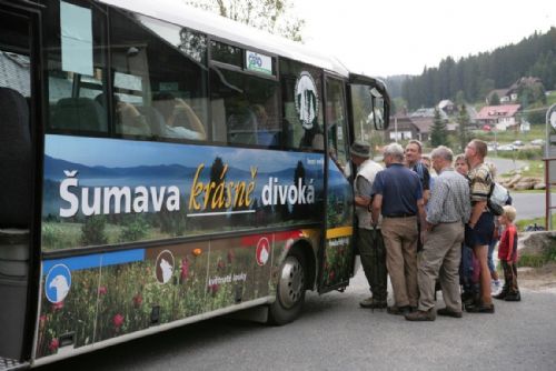 Foto: Zelené autobusy na Šumavě přepravily desítky tisíc návštěvníků