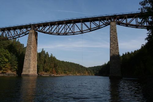 Foto: Železniční most přes Hracholuskou přehradu se dočká rekonstrukce