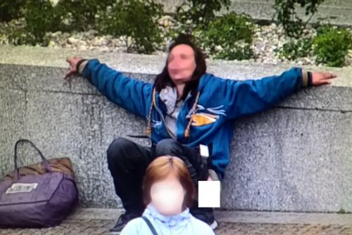 Foto: Žena močila u památníku Díky, Ameriko!