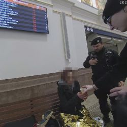 Žena si sama přivolala pomoc, seděla promrzlá na nástupišti