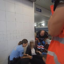 Žena upadla na eskalátoru na nádraží v Plzni a zranila se. Video