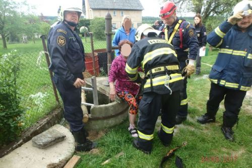 Foto: Žena ve Skašově spadla do studny, vytáhli ji hasiči