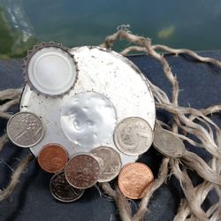 Z kašny na náměstí magnetem lovili drobné mince 