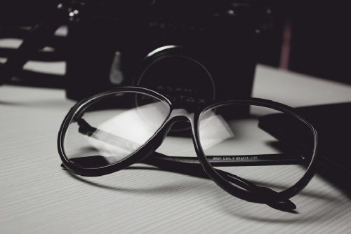 Foto: Zloděj v obchodě kradl brýle ze stojanu