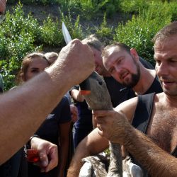 Zvířecí záchranáři chytali na Pekelném rybníku labutí mládě s rybářským vlascem