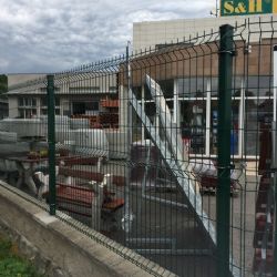 Areál Stavebnin S+H Rokycany má nové oplocení