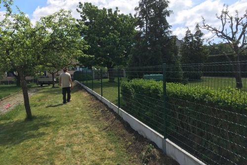 Foto: Bušovická zahrada je chráněna pevným oplocením