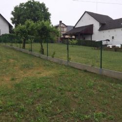 Firma Ploty Kodl, s.r.o. použila svařované čtvercové oplocení kolem zahrady v  Cheznovicích