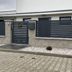 Hliníkové oplocení z vodorovných planěk v Rokycanech